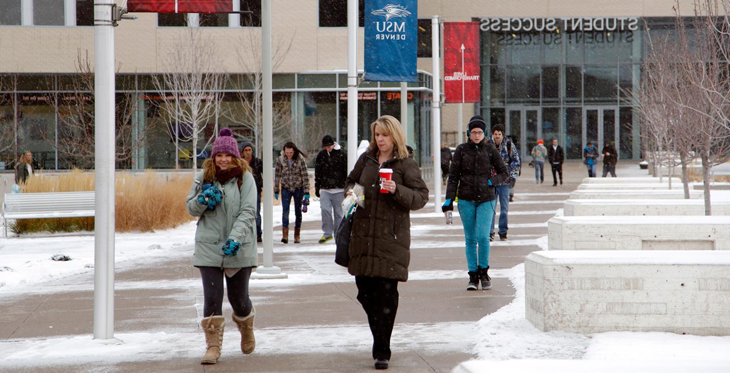 学生们在冬季穿过Auraria校园.