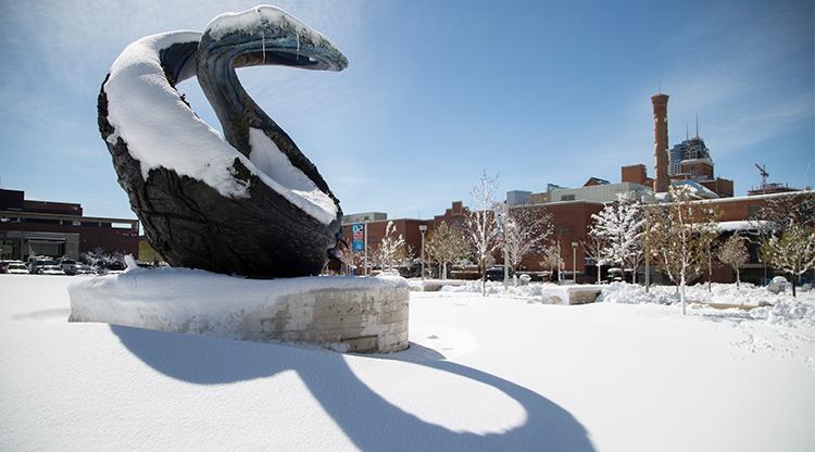 一个下雪天在奥瑞亚校园的世界一号水雕.
