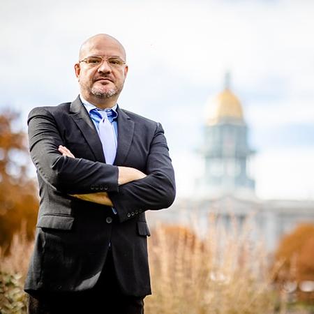 立法者José弗洛雷斯在科罗拉多州国会大厦前拍照.