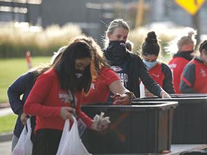 密歇根州立大学丹佛分校的学生运动员在校园里做志愿者.