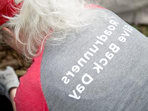 一名密歇根州立大学丹佛分校的志愿者穿着一件衬衫，上面写着， 
