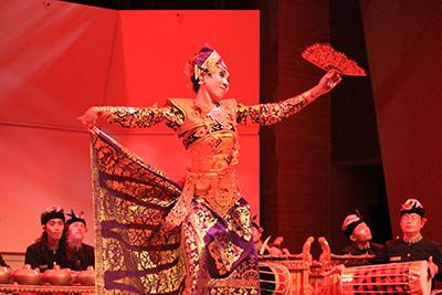 印尼舞者在佳美兰乐器前表演