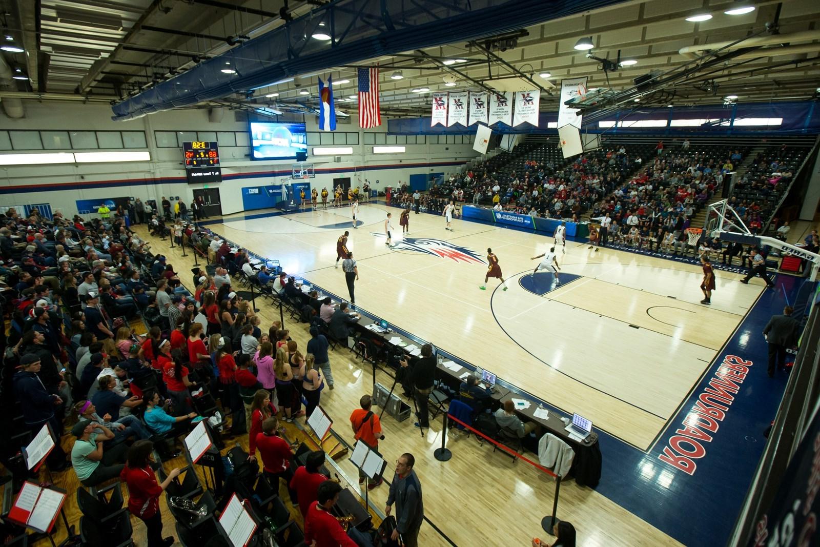在男子篮球比赛期间，奥瑞瑞亚活动中心挤满了人群