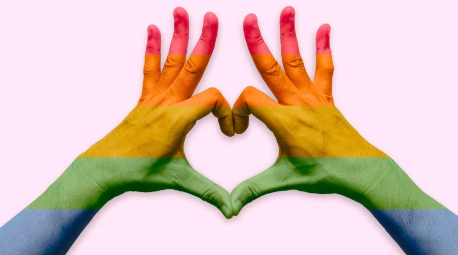 彩虹的手做心形.
