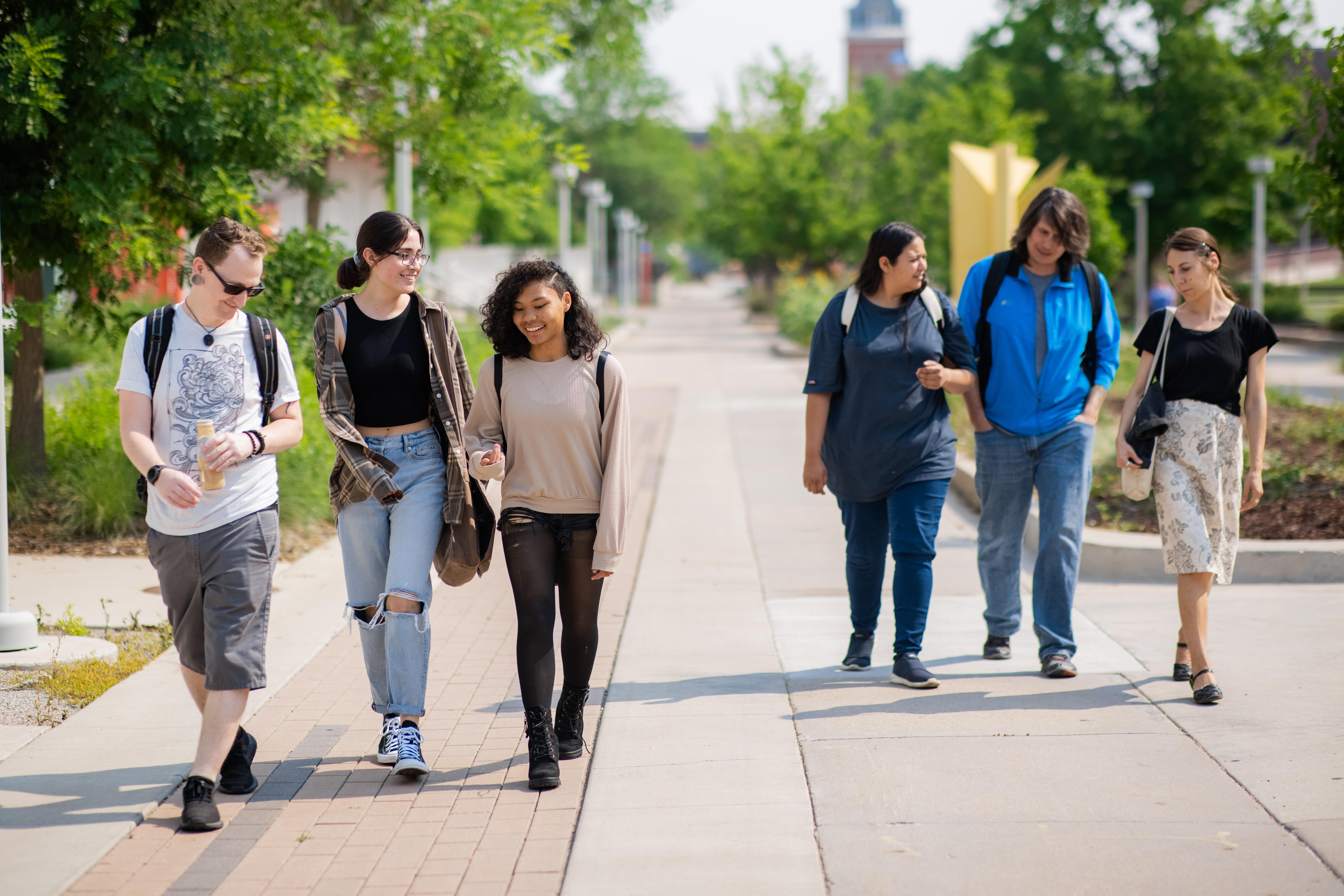 学生 walking on 密歇根州立大学丹佛 campus