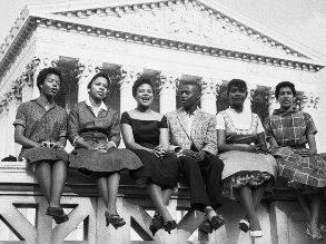 这张照片摄于1958年，六名曾就读于小石城中央高中的黑人孩子坐在最高法院外. 从左到右:Carlotta Walls, 15, 梅尔瓦Patillo, 16, 托马斯杰佛逊, 15, 米妮·简·布朗, 16, 格洛丽亚雷, 15, 还有伊丽莎白·埃德克福德, 16