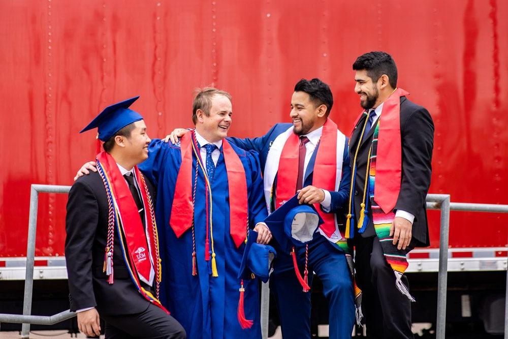 2023年5月，一群四名男毕业生在毕业典礼上笑着